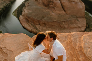 Couples session at horseshoe bend in Arizona at sunset