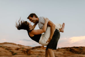 Couples session at horseshoe bend in Arizona at sunset